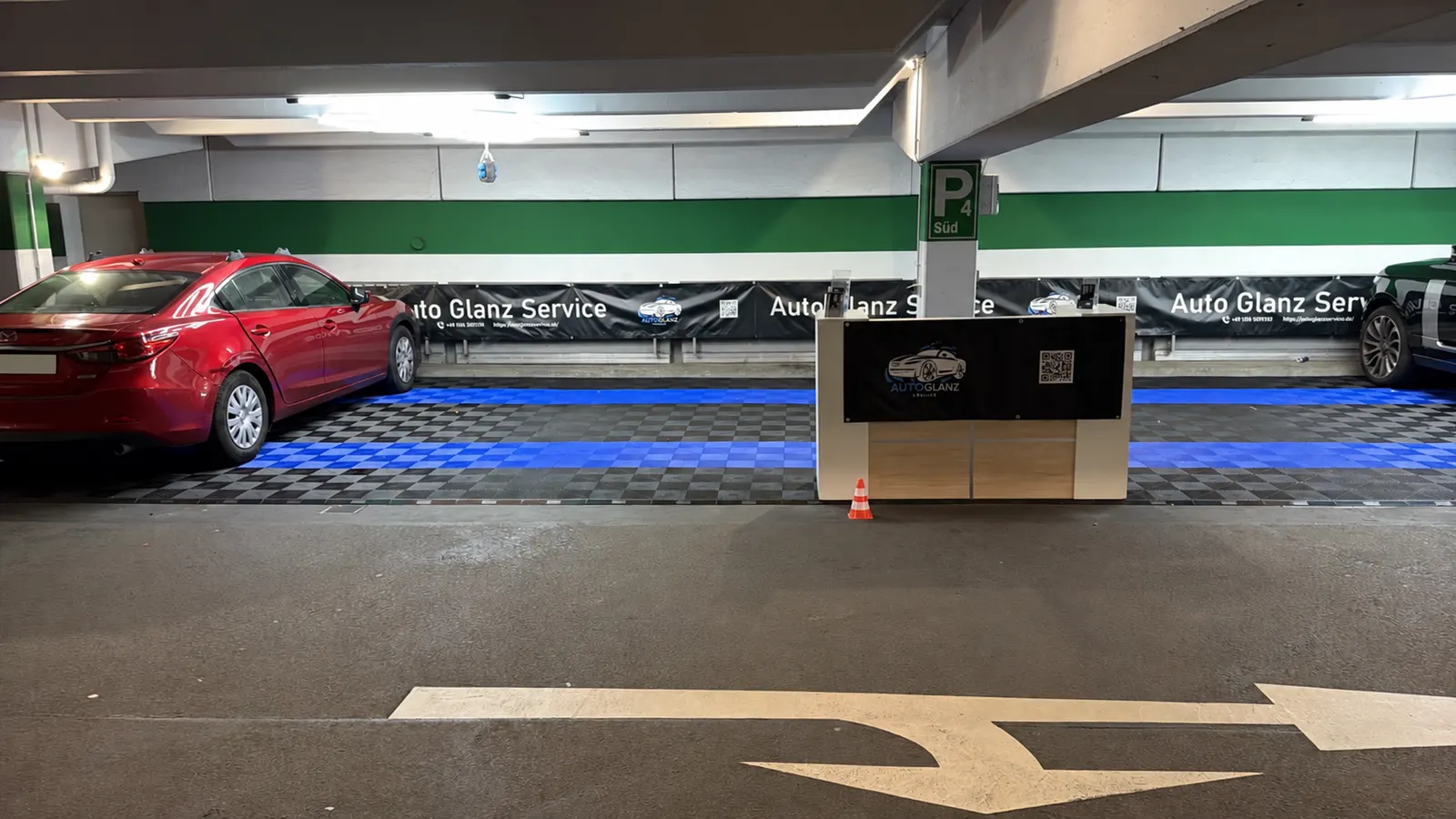 Empfang und blau eingefasste Pflegeplätze von AutoGlanzService im Isenburg-Zentrum