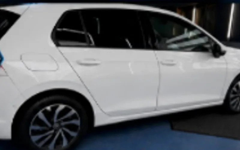Sauberer, glänzender VW Golf nach professioneller Außenaufbereitung bei AutoGlanzService