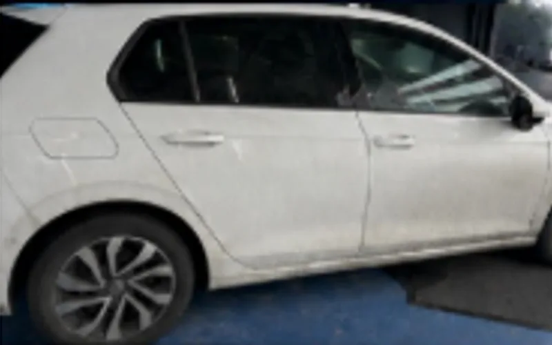 Verschmutzter VW Golf mit Schmutz am Lack vor der Außenaufbereitung